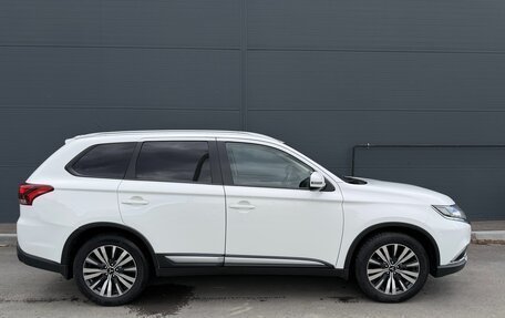 Mitsubishi Outlander III рестайлинг 3, 2016 год, 1 700 000 рублей, 10 фотография