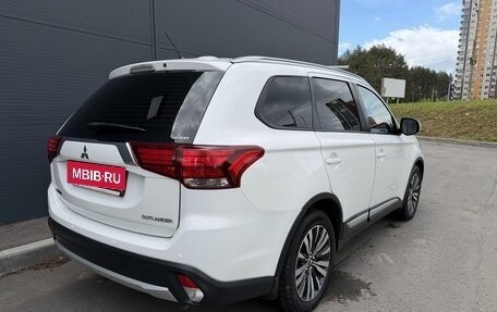 Mitsubishi Outlander III рестайлинг 3, 2016 год, 1 700 000 рублей, 6 фотография
