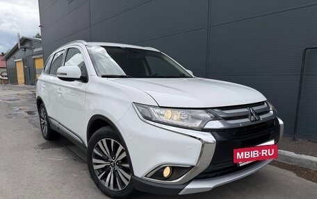 Mitsubishi Outlander III рестайлинг 3, 2016 год, 1 700 000 рублей, 11 фотография