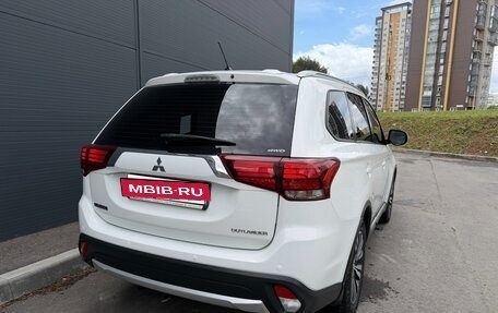 Mitsubishi Outlander III рестайлинг 3, 2016 год, 1 700 000 рублей, 7 фотография
