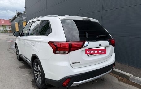 Mitsubishi Outlander III рестайлинг 3, 2016 год, 1 700 000 рублей, 9 фотография