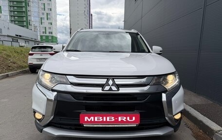 Mitsubishi Outlander III рестайлинг 3, 2016 год, 1 700 000 рублей, 12 фотография
