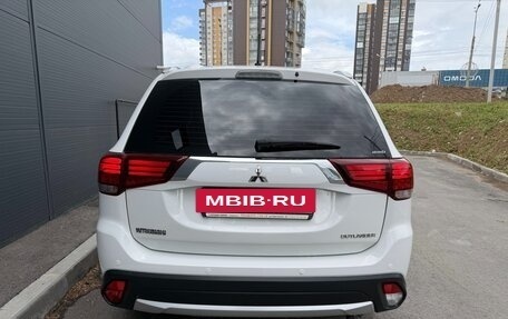 Mitsubishi Outlander III рестайлинг 3, 2016 год, 1 700 000 рублей, 8 фотография