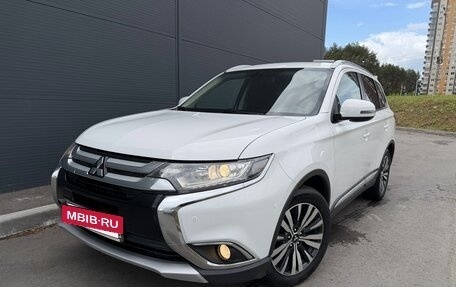 Mitsubishi Outlander III рестайлинг 3, 2016 год, 1 700 000 рублей, 13 фотография
