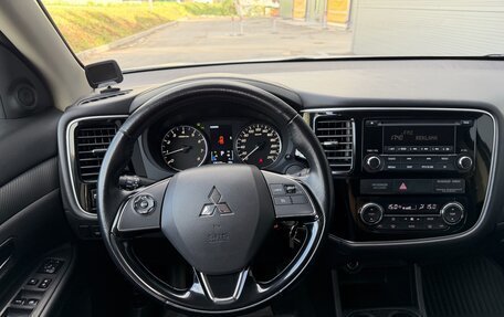 Mitsubishi Outlander III рестайлинг 3, 2016 год, 1 700 000 рублей, 17 фотография