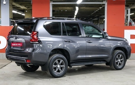 Toyota Land Cruiser Prado 150 рестайлинг 2, 2018 год, 4 950 000 рублей, 6 фотография