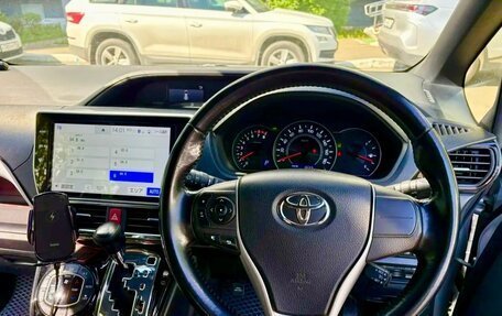 Toyota Voxy III, 2018 год, 2 225 000 рублей, 5 фотография