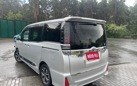 Toyota Voxy III, 2018 год, 2 225 000 рублей, 3 фотография