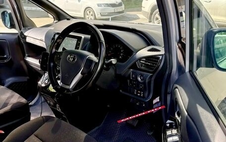 Toyota Voxy III, 2018 год, 2 225 000 рублей, 9 фотография