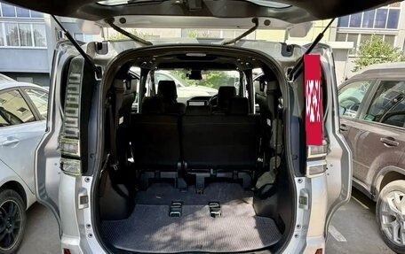 Toyota Voxy III, 2018 год, 2 225 000 рублей, 13 фотография