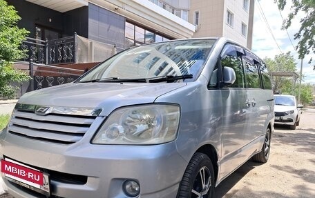 Toyota Noah III, 2002 год, 780 000 рублей, 2 фотография
