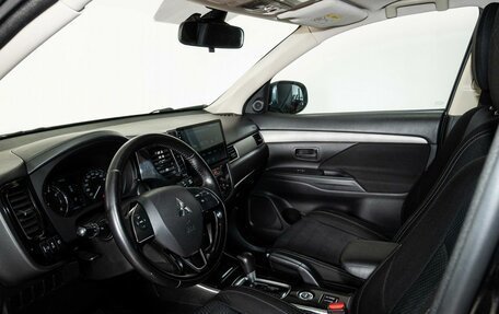 Mitsubishi Outlander III рестайлинг 3, 2018 год, 1 998 000 рублей, 5 фотография