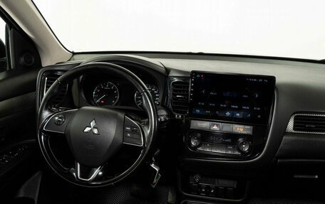 Mitsubishi Outlander III рестайлинг 3, 2018 год, 1 998 000 рублей, 13 фотография