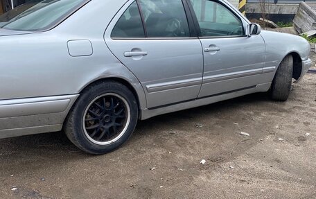 Mercedes-Benz E-Класс, 1999 год, 350 000 рублей, 2 фотография