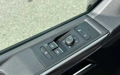 Volkswagen Multivan T6 рестайлинг, 2021 год, 7 350 000 рублей, 24 фотография