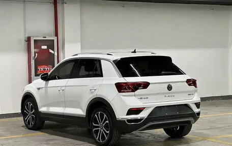 Volkswagen T-Roc I, 2023 год, 1 605 000 рублей, 2 фотография