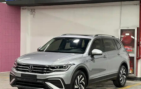 Volkswagen Tiguan II, 2022 год, 2 177 800 рублей, 1 фотография