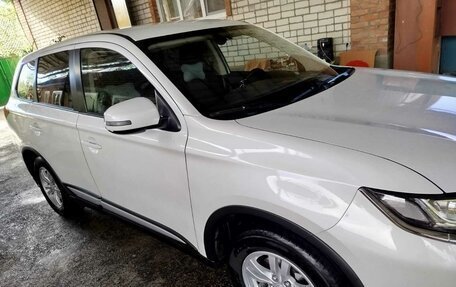Mitsubishi Outlander III рестайлинг 3, 2020 год, 2 350 000 рублей, 4 фотография