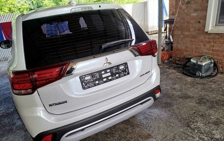 Mitsubishi Outlander III рестайлинг 3, 2020 год, 2 350 000 рублей, 3 фотография