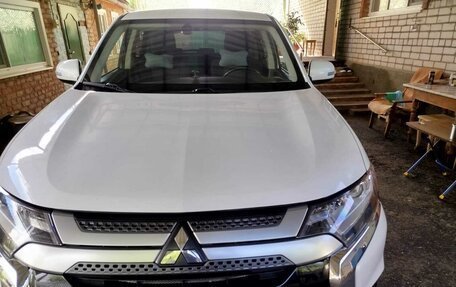 Mitsubishi Outlander III рестайлинг 3, 2020 год, 2 350 000 рублей, 2 фотография