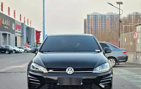 Volkswagen Golf VII, 2018 год, 1 290 010 рублей, 2 фотография