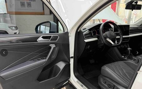 Volkswagen Tiguan II, 2023 год, 2 450 000 рублей, 14 фотография