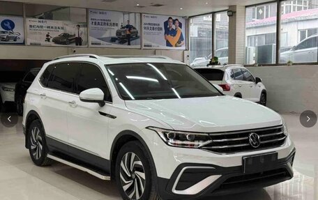 Volkswagen Tiguan II, 2023 год, 2 450 000 рублей, 3 фотография