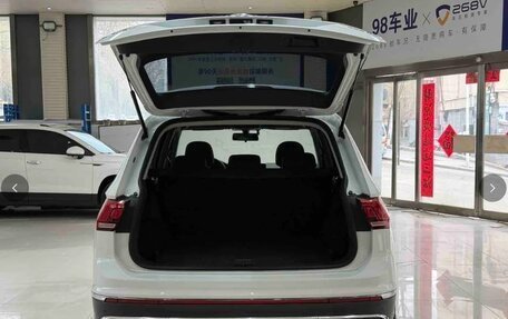 Volkswagen Tiguan II, 2023 год, 2 450 000 рублей, 8 фотография