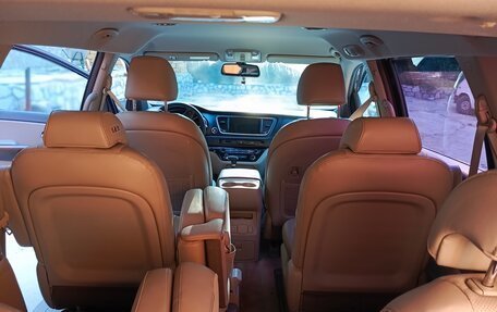 KIA Carnival III, 2016 год, 2 400 000 рублей, 3 фотография