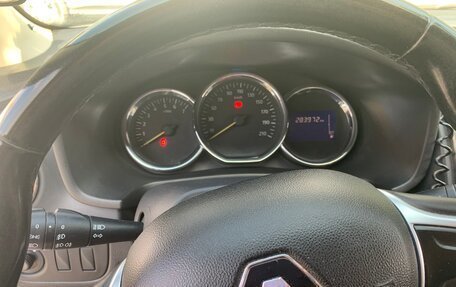 Renault Logan II, 2018 год, 750 000 рублей, 13 фотография