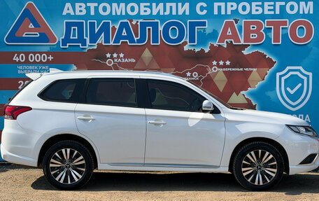 Mitsubishi Outlander III рестайлинг 3, 2022 год, 2 790 000 рублей, 2 фотография
