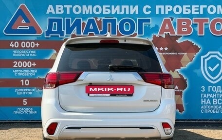 Mitsubishi Outlander III рестайлинг 3, 2022 год, 2 790 000 рублей, 5 фотография