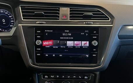 Volkswagen Tiguan II, 2018 год, 2 590 000 рублей, 13 фотография