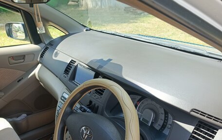 Toyota ISis I, 2005 год, 800 000 рублей, 4 фотография
