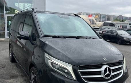 Mercedes-Benz V-Класс, 2017 год, 4 000 000 рублей, 3 фотография