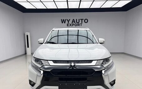 Mitsubishi Outlander III рестайлинг 3, 2022 год, 2 365 000 рублей, 2 фотография