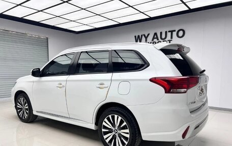 Mitsubishi Outlander III рестайлинг 3, 2022 год, 2 365 000 рублей, 4 фотография