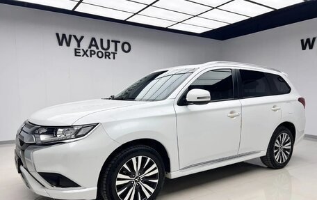 Mitsubishi Outlander III рестайлинг 3, 2022 год, 2 365 000 рублей, 3 фотография