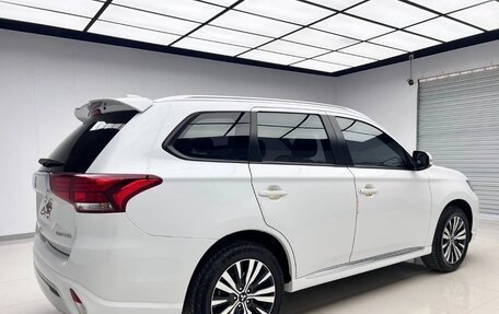 Mitsubishi Outlander III рестайлинг 3, 2022 год, 2 365 000 рублей, 5 фотография