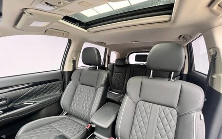 Mitsubishi Outlander III рестайлинг 3, 2022 год, 2 365 000 рублей, 6 фотография
