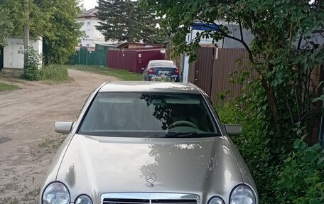 Mercedes-Benz E-Класс, 1998 год, 650 000 рублей, 1 фотография