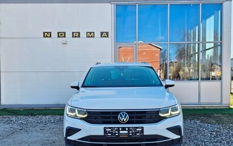 Volkswagen Tiguan II, 2021 год, 3 400 000 рублей, 2 фотография