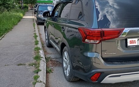 Mitsubishi Outlander III рестайлинг 3, 2019 год, 2 400 000 рублей, 3 фотография