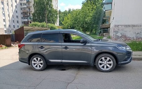 Mitsubishi Outlander III рестайлинг 3, 2019 год, 2 400 000 рублей, 12 фотография
