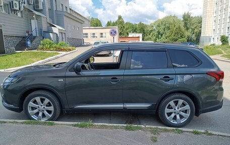 Mitsubishi Outlander III рестайлинг 3, 2019 год, 2 400 000 рублей, 13 фотография