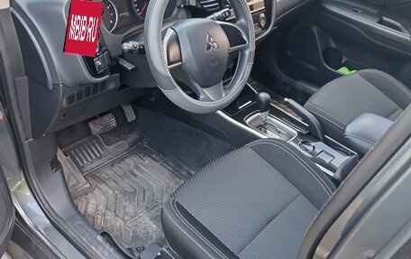 Mitsubishi Outlander III рестайлинг 3, 2019 год, 2 400 000 рублей, 4 фотография