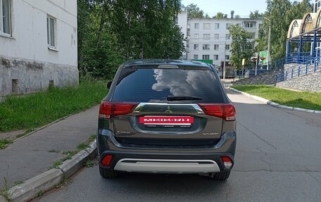 Mitsubishi Outlander III рестайлинг 3, 2019 год, 2 400 000 рублей, 14 фотография