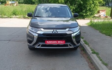 Mitsubishi Outlander III рестайлинг 3, 2019 год, 2 400 000 рублей, 11 фотография