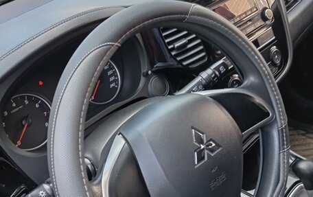 Mitsubishi Outlander III рестайлинг 3, 2019 год, 2 400 000 рублей, 17 фотография