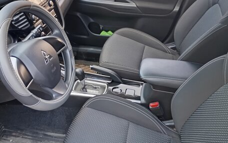 Mitsubishi Outlander III рестайлинг 3, 2019 год, 2 400 000 рублей, 16 фотография